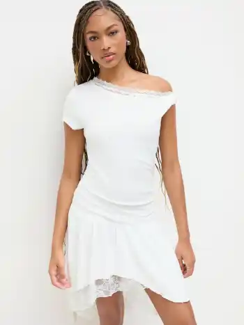 Asymmetrischer Hals, Spitze, gerucherte Rüschenhose Midikleid