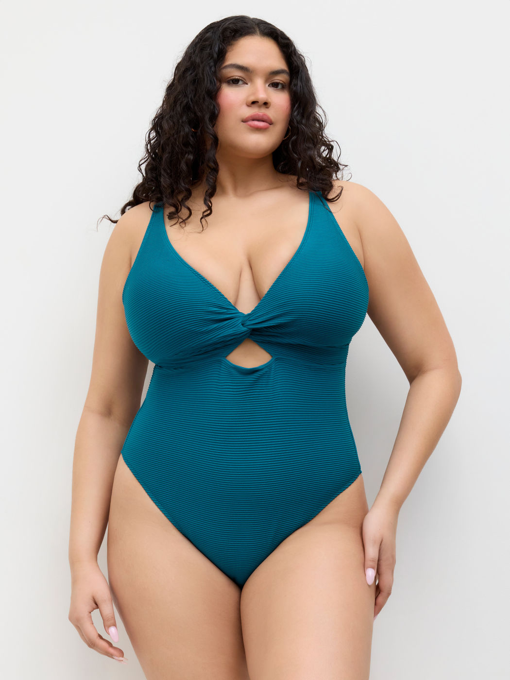 Costume da bagno intero a coste con scollo a V sagomato e arricciatura Curve & Plus