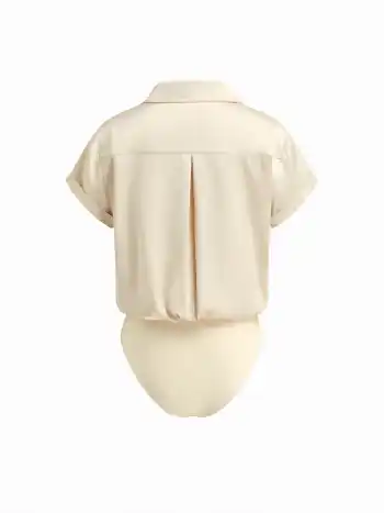 Strumpfanzug mit seidenem Kragen und verdrehtem Shirt