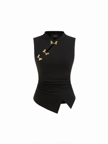 Top con collo alla coreana, dettaglio in metallo, cut-out, arricciatura e spacco