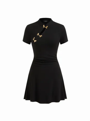 Mini abito arricciato con colletto alla coreana, maniche corte, dettaglio in metallo e cut-out