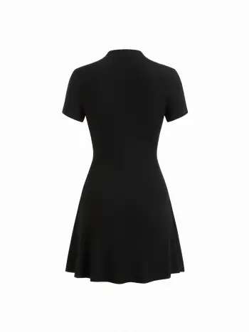 Mini abito arricciato con colletto alla coreana, maniche corte, dettaglio in metallo e cut-out