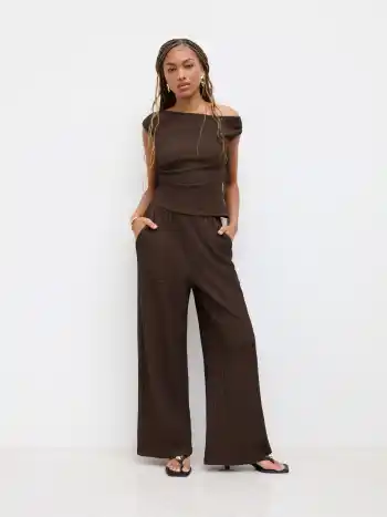 Set top asimmetrico con texture e scollo particolare & Pantaloni a gamba dritta a vita media con elastico in vita