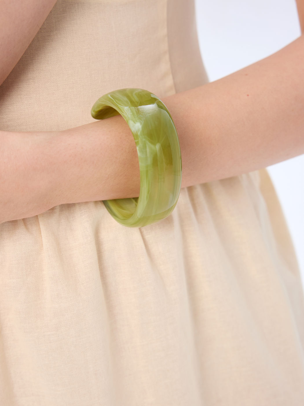 TEXTURED OPEN BANGLE BRACELET