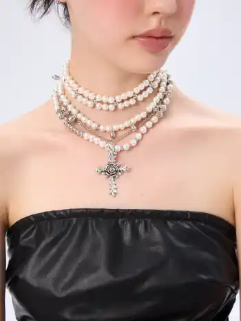 COLLANA A STRATI CON CROCE INCISA E PERLE FINTE