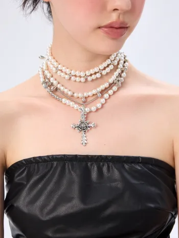 COLLANA A STRATI CON CROCE INCISA E PERLE FINTE