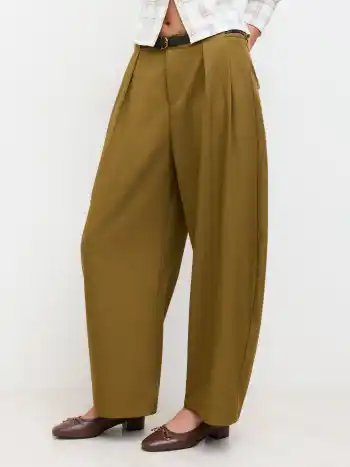 Mittlerer Bund, Fassbein-Hosen mit Gürtel