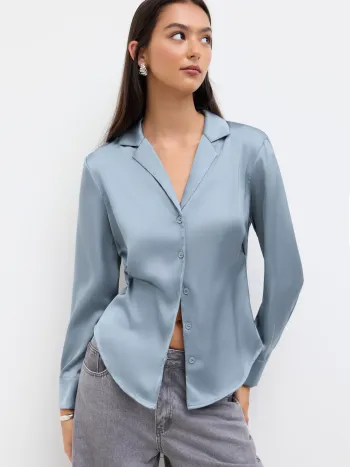 Camicia in raso con colletto, maniche lunghe, orlo curvo e vita arricciata
