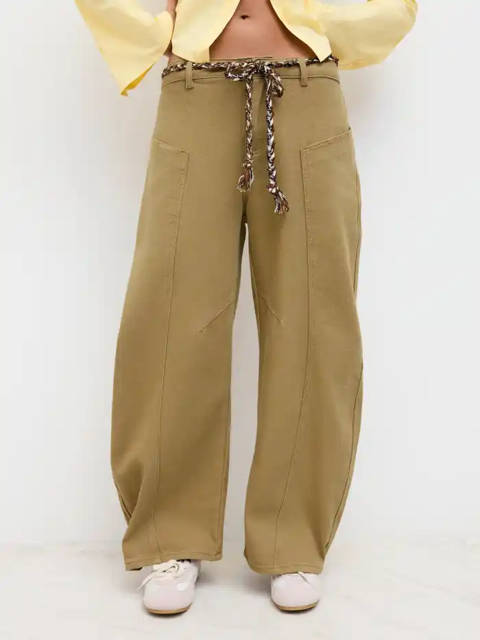 Denim Low Rise Pleated Wide Leg Jeans With Belt