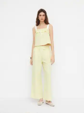 Loungewear-Set aus Leinenmischung mit quadratischem Halsrand, Salatrand-Cami-Top und mittig hoch angesetzten Bundhosen