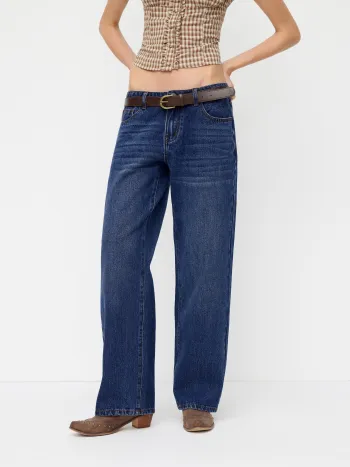 Tief sitzende, gerade Jeans mit Gürtel aus Denim