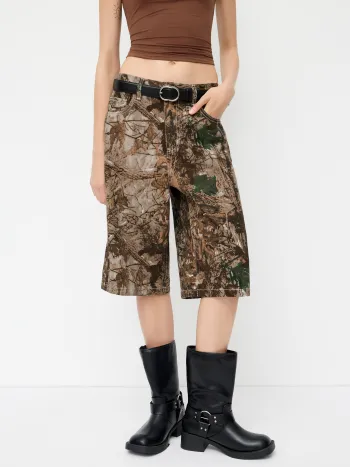 Cider Denim Mittelhohe Bermuda-Jorts mit abstraktem Holzmaserendruck