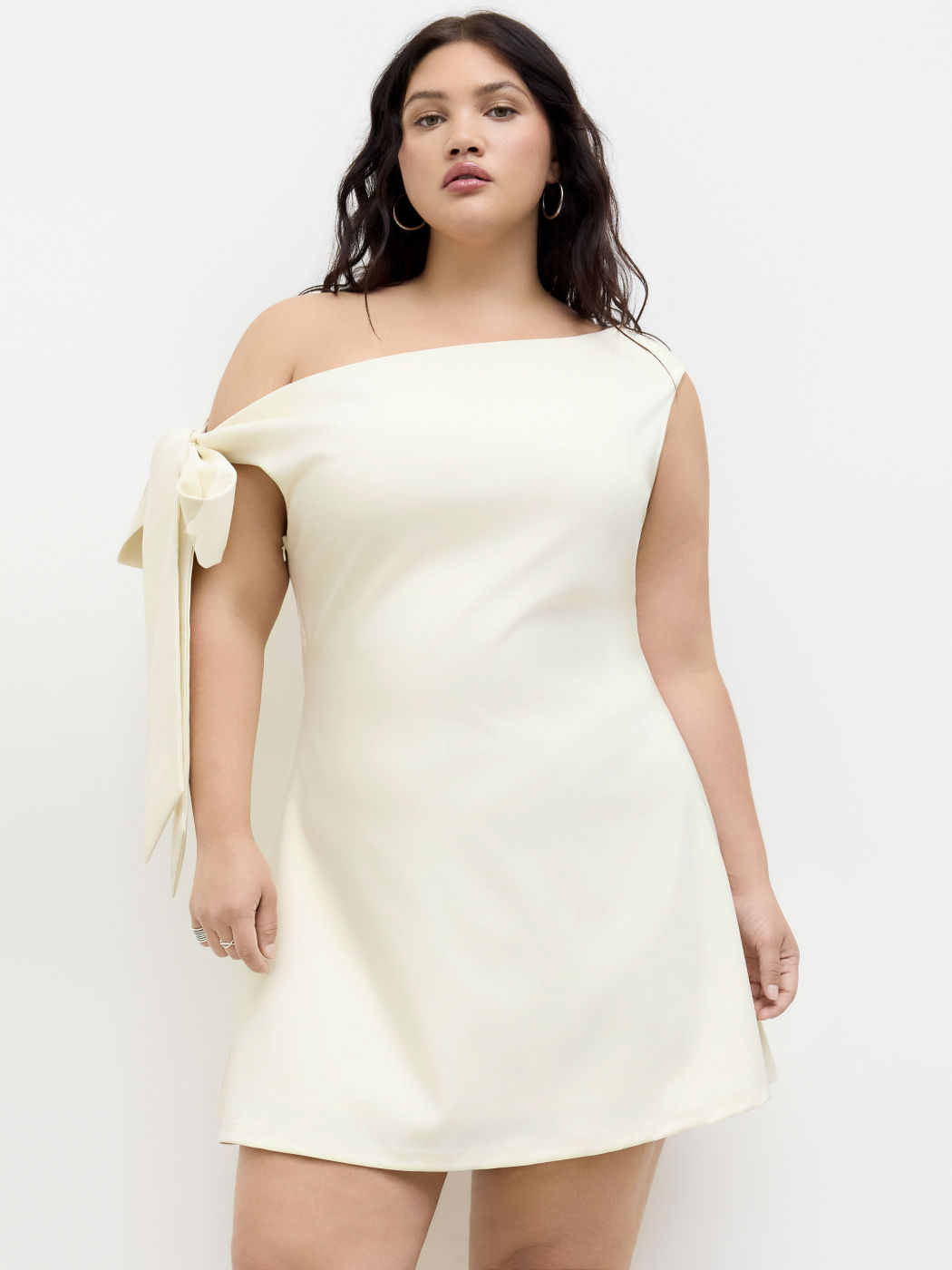 Abito corto asimmetrico annodato al collo Curve & Plus