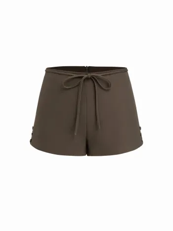 Tief sitzende Mikro-Shorts mit Knoten und Seitentasten