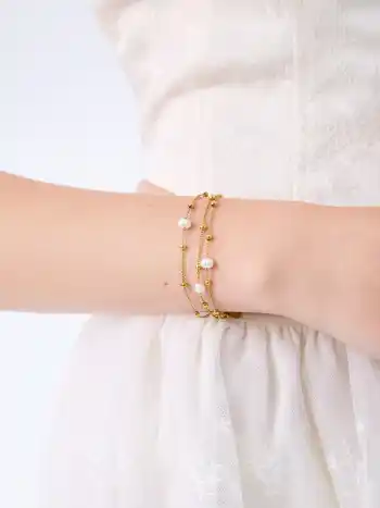 Mehrschichtiges perlenbesetztes Kettenarmband