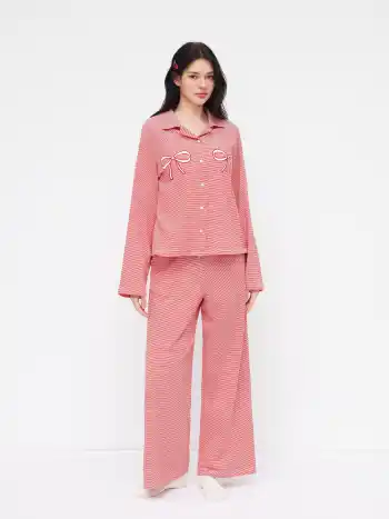 Set loungewear con top grafico con fiocco e righe sul colletto in misto cotone e pantaloni da casa a gamba dritta a vita media