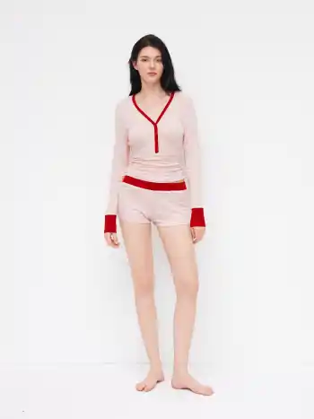 Set loungewear con top a maniche lunghe con scollo a V a righe e bordi a contrasto e shorts a vita media