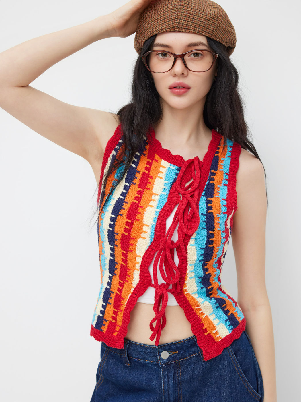 Gilet asimmetrico lavorato a maglia all'uncinetto con scollo asimmetrico, motivo a righe color block e chiusura frontale con lacci