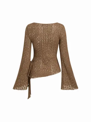 Top in pizzo con scollo a barchetta, motivo floreale, arricciatura, orlo asimmetrico e maniche a campana