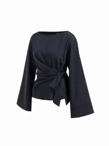 Blusa a righe con scollo a barchetta e maniche a campana annodate