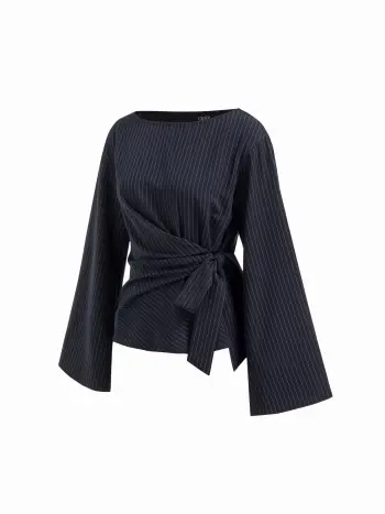 Blusa a righe con scollo a barchetta e maniche a campana annodate