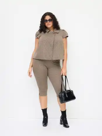 Blusa a maniche corte con colletto alla Peter Pan, motivo pied-de-poule e bottoni, taglie comode e curvy