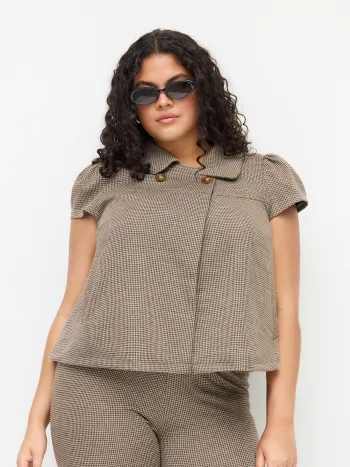Blusa a maniche corte con colletto alla Peter Pan, motivo pied-de-poule e bottoni, taglie comode e curvy