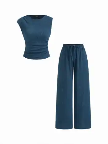 Set top asimmetrico a maniche testurizzate e pantaloni dritti con coulisse