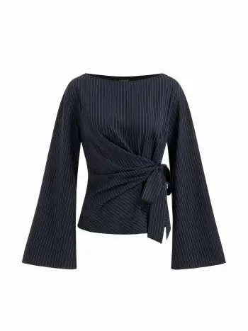 Blusa a righe con scollo a barchetta e maniche a campana annodate
