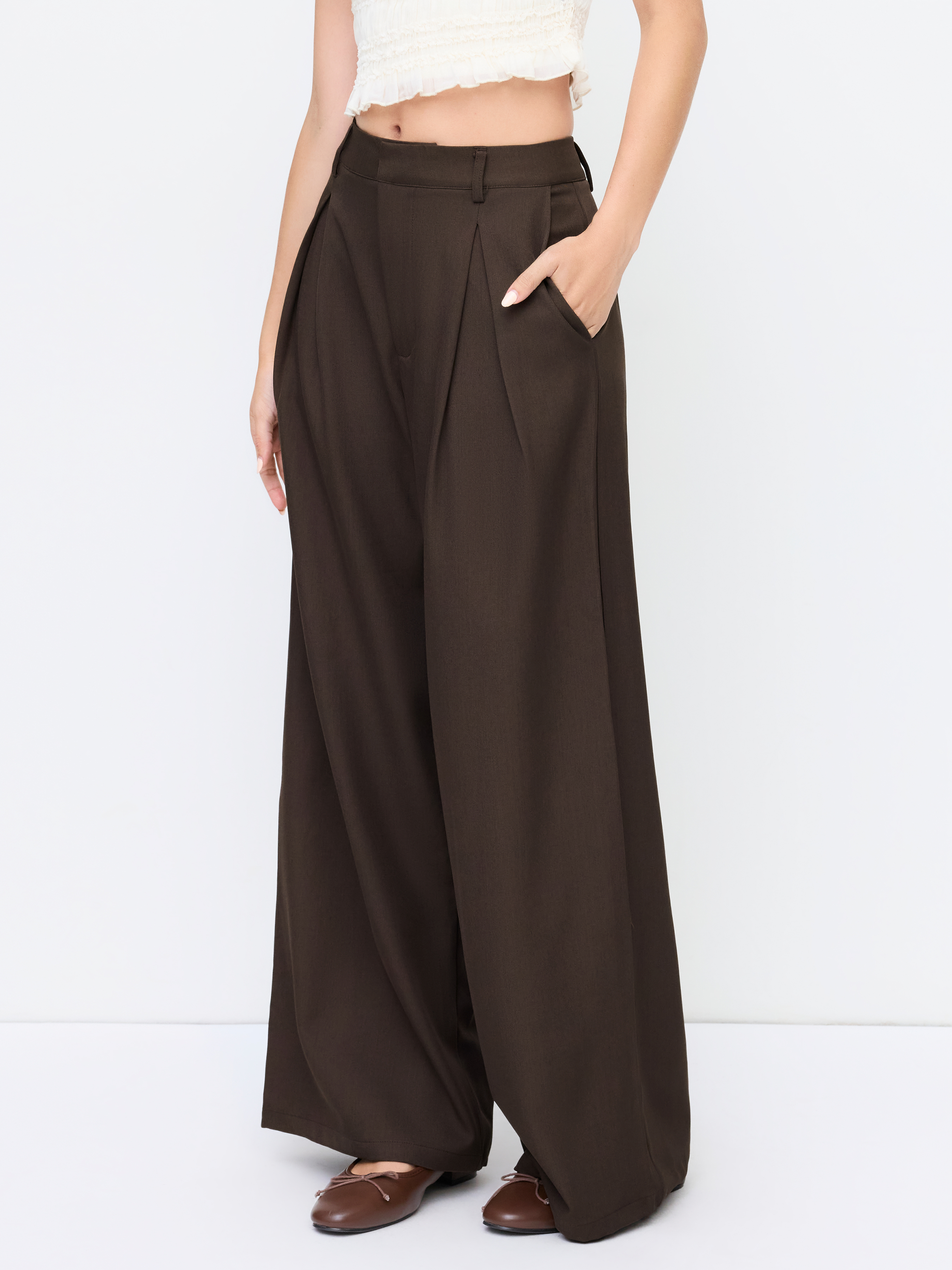 Mid Rise Solid Pocket Straight Leg Trousers