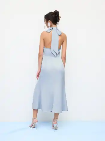 Satin Maxikleid mit Halterhals und Knoten am Schlitz