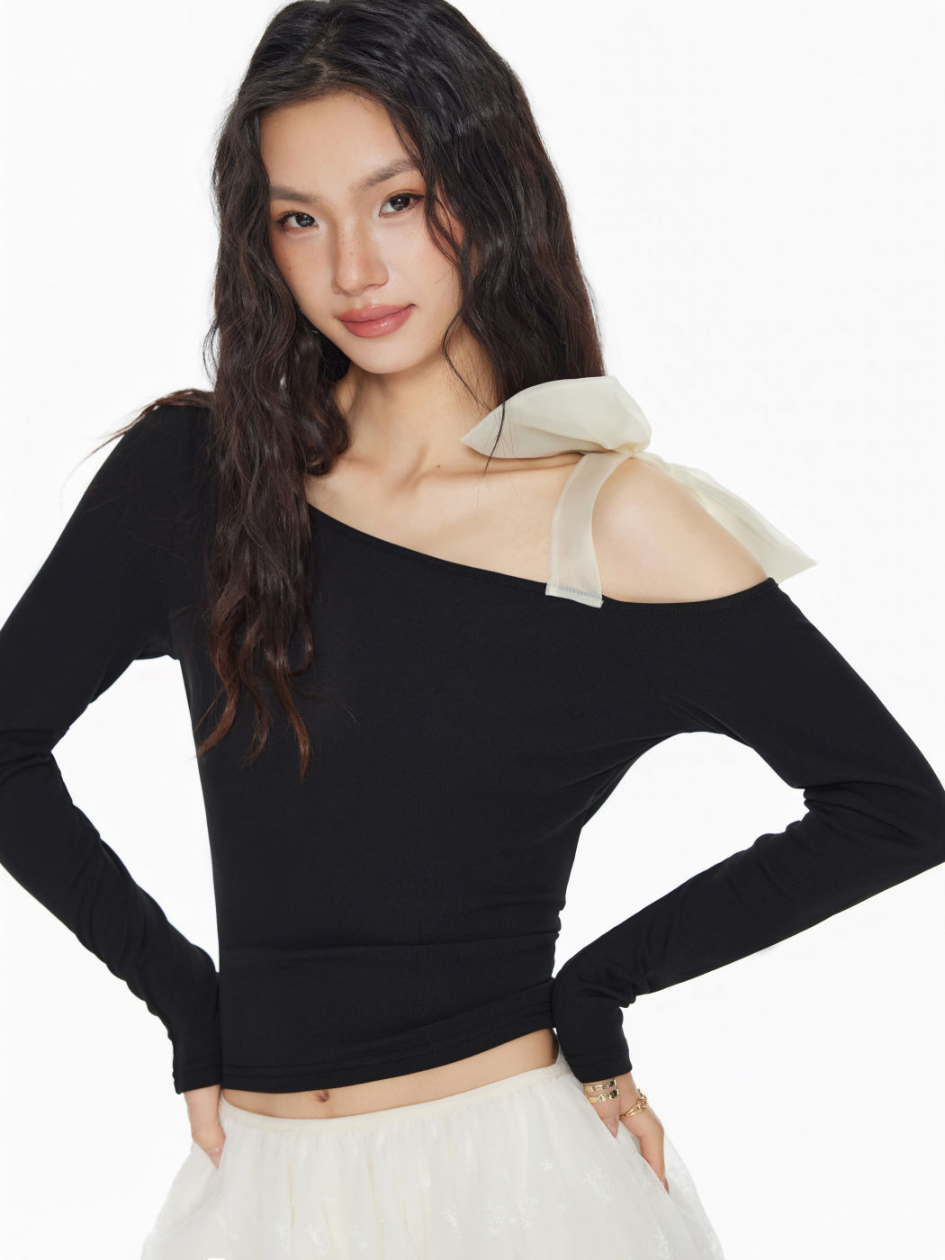 Top a maniche lunghe con collo asimmetrico e nodo a fiocco