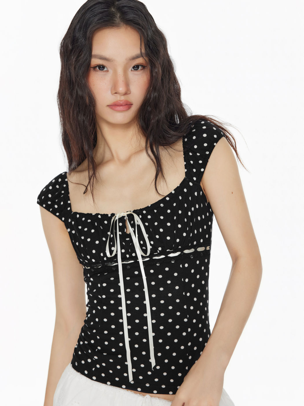 Quadratischer Hals mit Polkadots und Knoten Kurzärmliges Strickoberteil