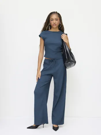 Set top asimmetrico a maniche testurizzate e pantaloni dritti con coulisse