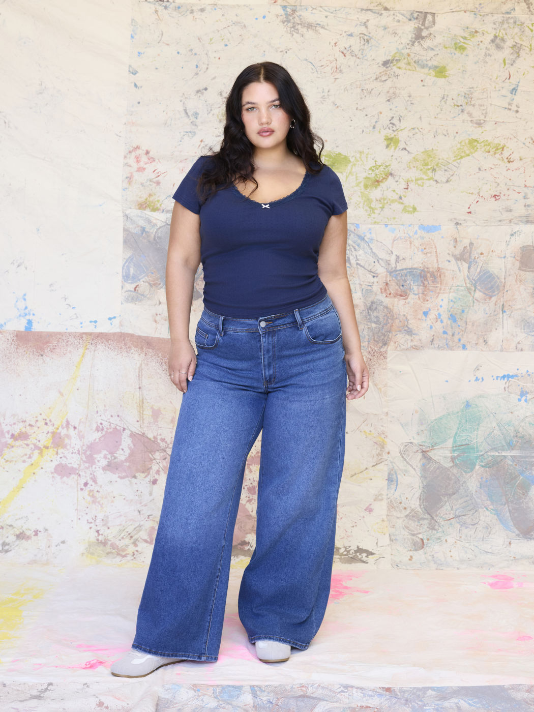 T-shirt curvy e taglie forti con scollo a V in cotone 100%, rifiniture in pizzo, fiocco e arricciature
