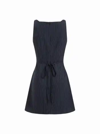 Gestreiftes Mini-Kleid mit Bootsausschnitt und Schlingensaum hinten