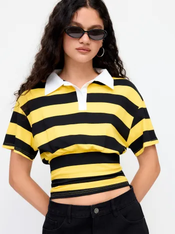T-shirt a maniche corte con colletto a righe in misto cotone e vita arricciata