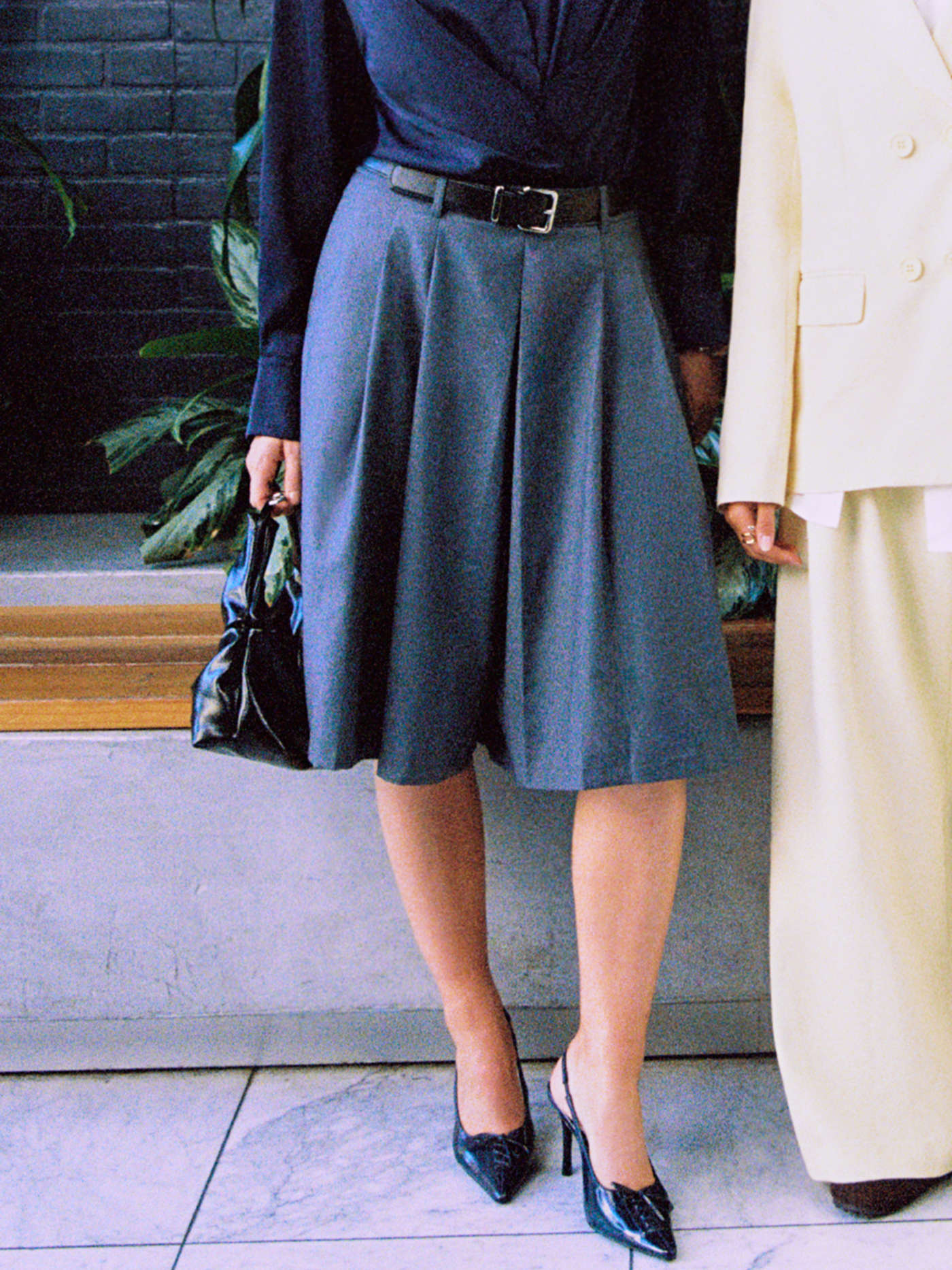 Low Rise Elastic Waist Pleated Midi Skort With Belt