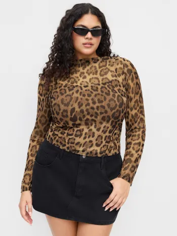 Top trasparente a maniche lunghe con scollo a barchetta e stampa leopardata in rete con top cami Curve & Plus