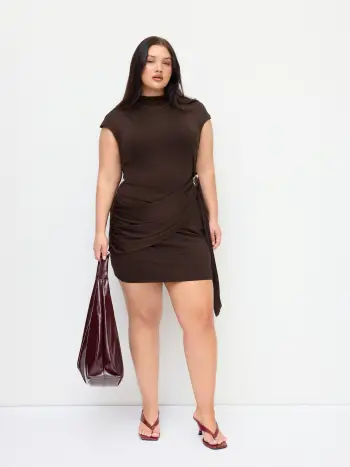 Mini abito arricciato con dettaglio in metallo e collo alto Curve & Plus