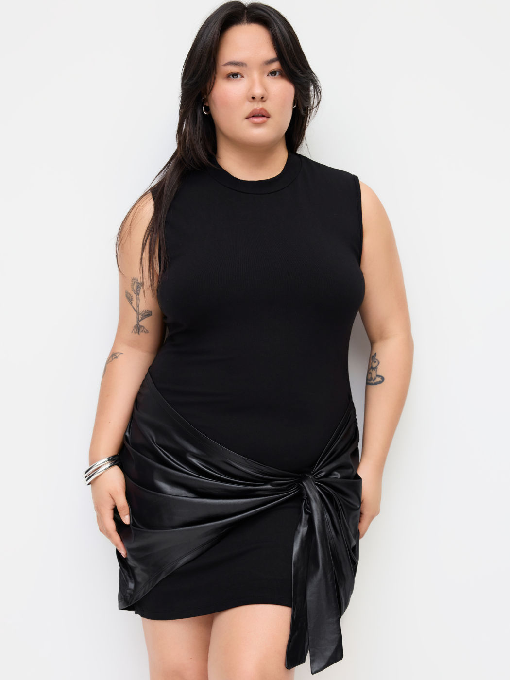 Mini abito aderente con nodo e arricciatura a collo alto Taglie comode e curve
