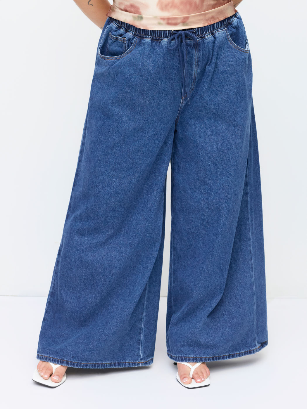Jeans in denim a gamba larga con coulisse a vita media Curve & Plus