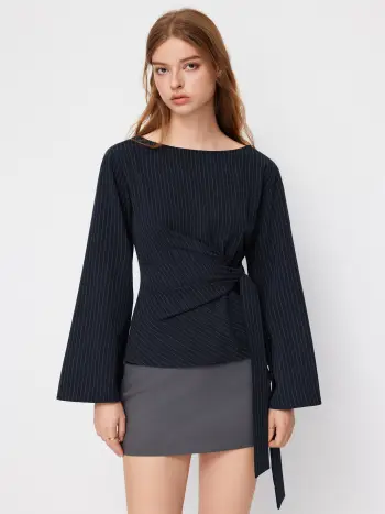 Bluse mit Bootshals, Streifenmuster und geknoteten Glockenhülsen