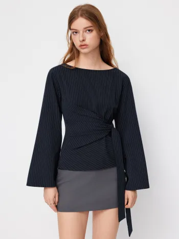 Blusa a righe con scollo a barchetta e maniche a campana annodate