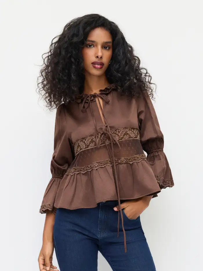 Tejido Blusa de encaje con bordado de lechuga, cuello redondo y