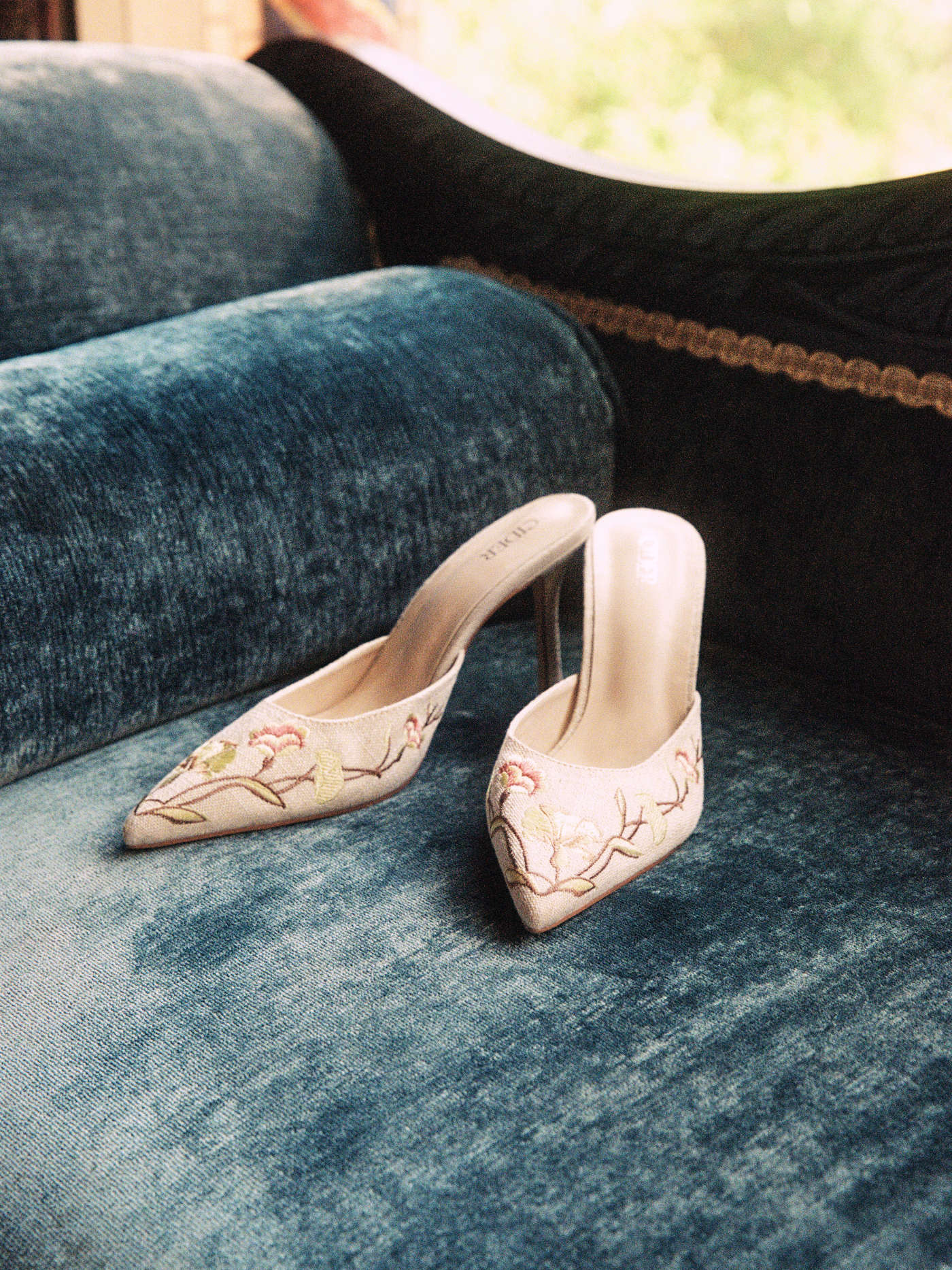 FLOWER EMBROIDERED POINTED TOE HEELS