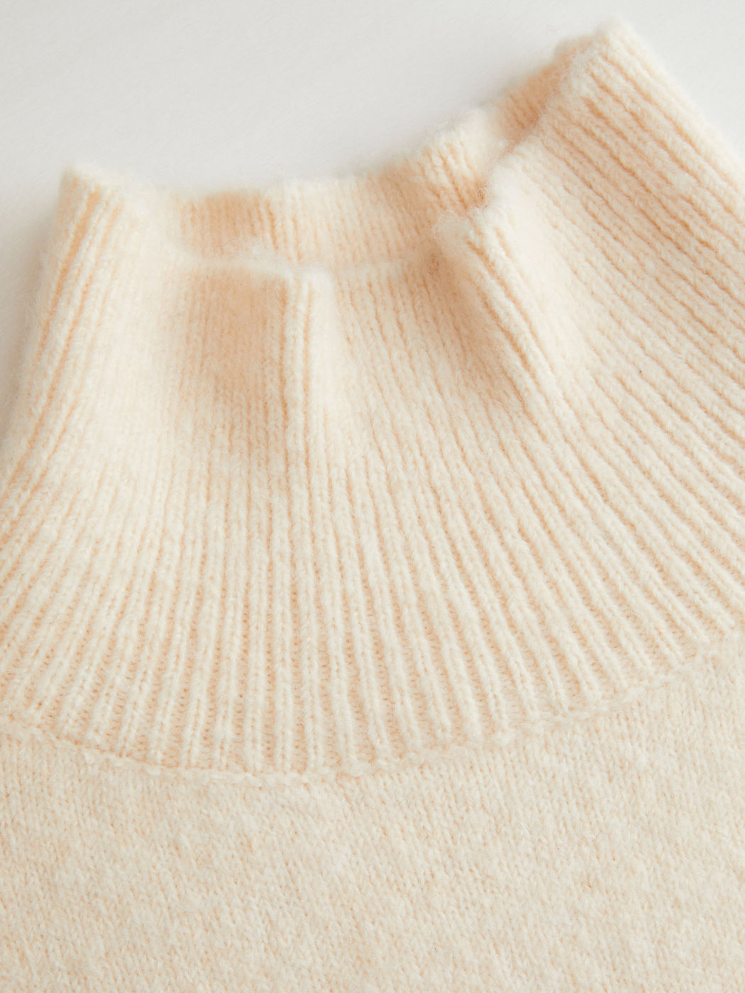 Top a collo alto in maglia a maniche lunghe