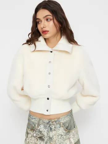 Übergroße Knopfjacke mit Faux-Fellkragen