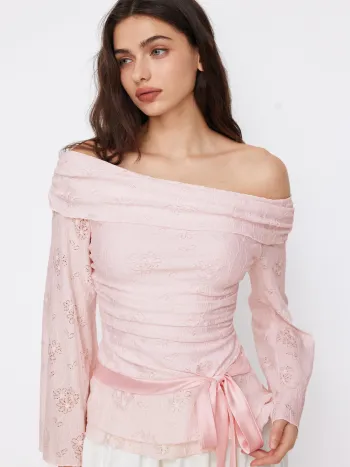 Top a fiori con spalle scoperte in pizzo con nodo e maniche lunghe arricciate