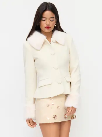 Langärmliges Knopfmantel mit Wolloptik, Kragen und Faux-Fellbesatz